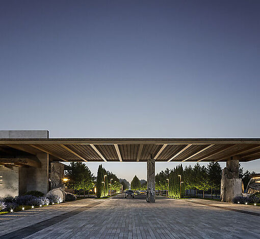 Участок на берегу реки в Монави