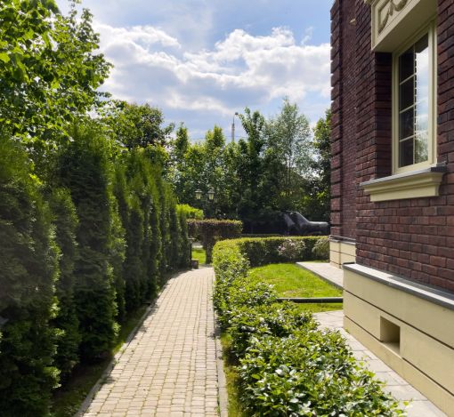 Дом с парком в Поздняково