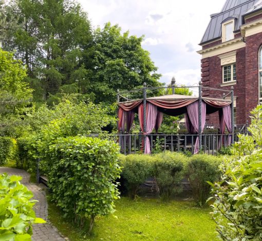 Дом с парком в Поздняково