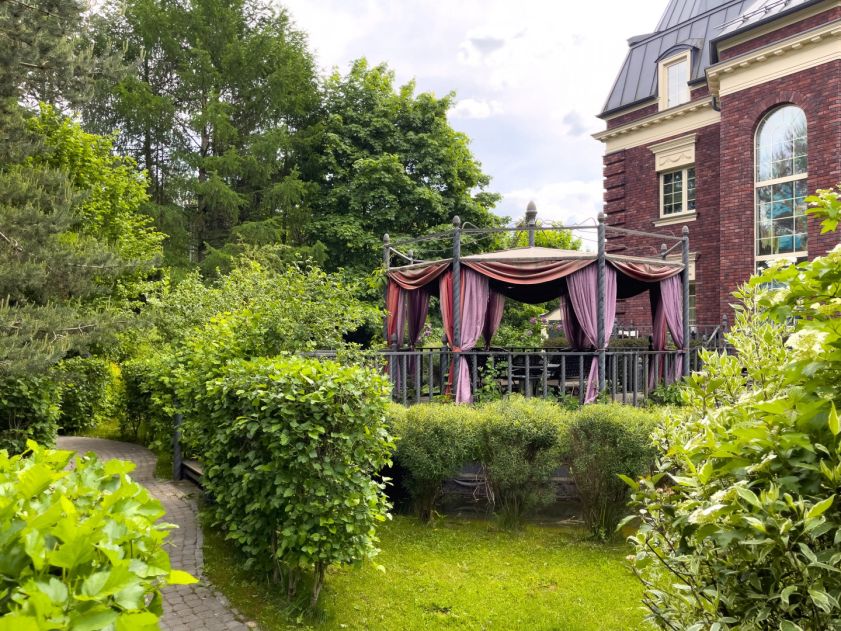 Дом с парком в Поздняково