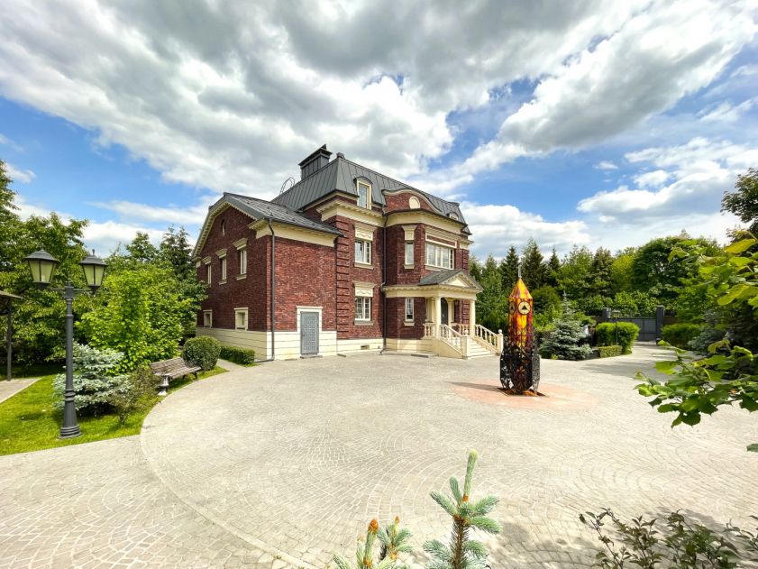 Дом с парком в Поздняково