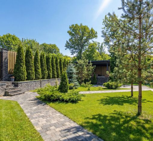 Дом с теннисным кортом в Пламя