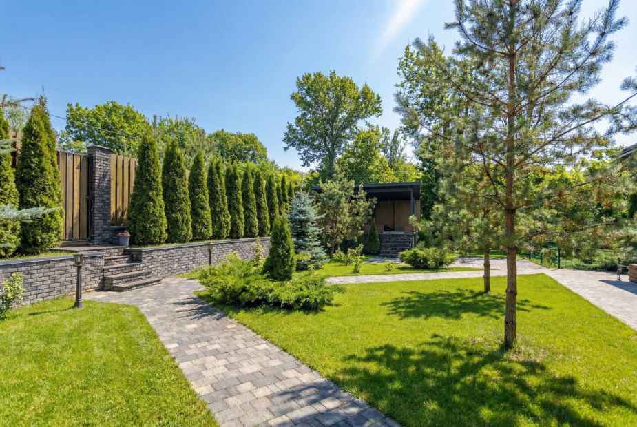 Дом с теннисным кортом в Пламя