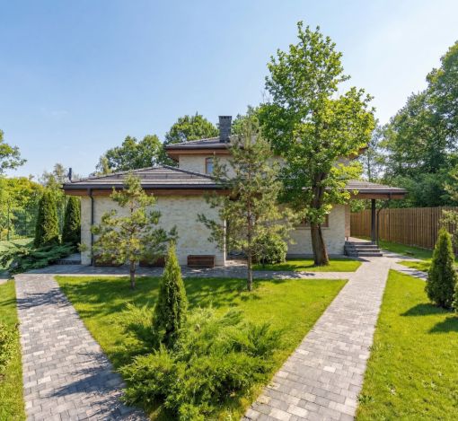 Дом с теннисным кортом в Пламя