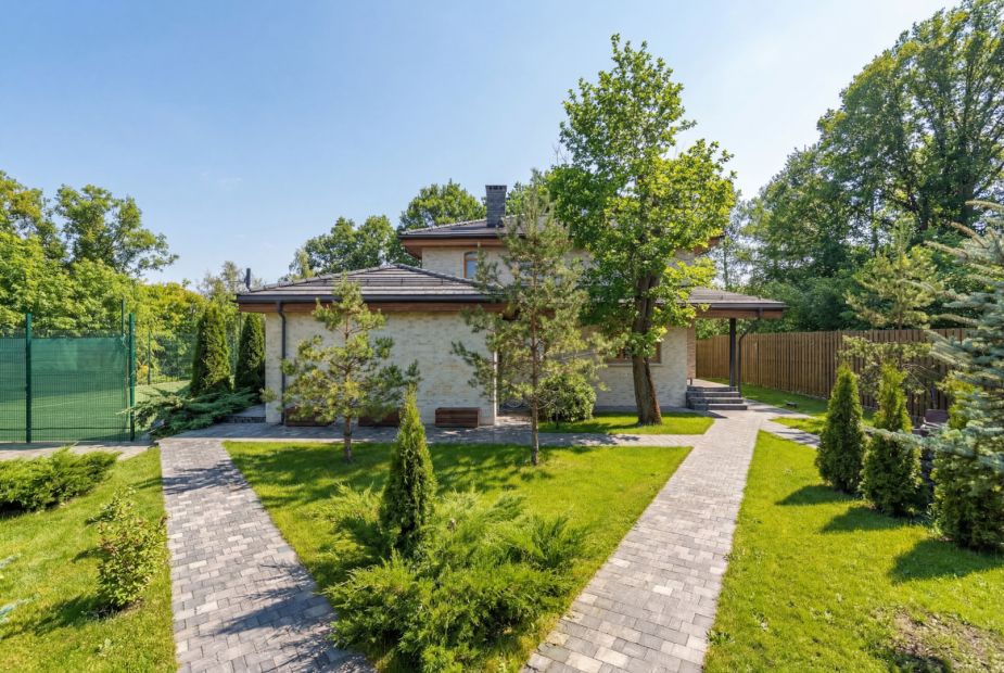 Дом с теннисным кортом в Пламя