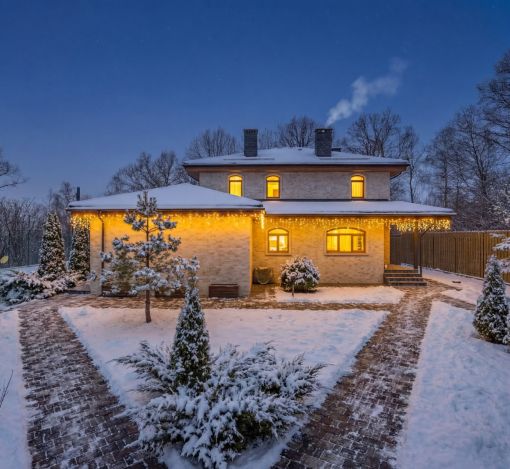 Дом с теннисным кортом в Пламя