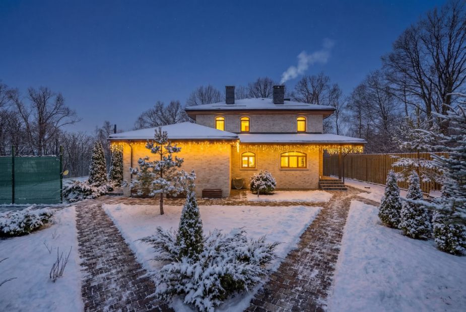 Дом с теннисным кортом в Пламя