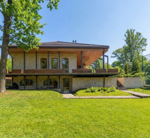 Дом с теннисным кортом в Пламя