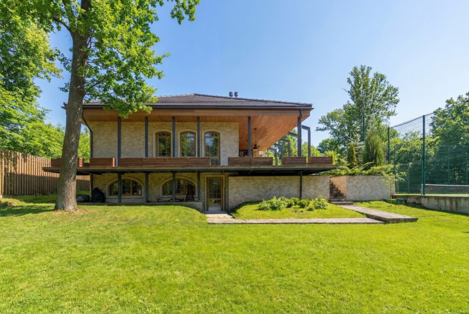 Дом с теннисным кортом в Пламя