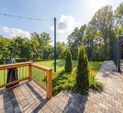 Дом с теннисным кортом в Пламя