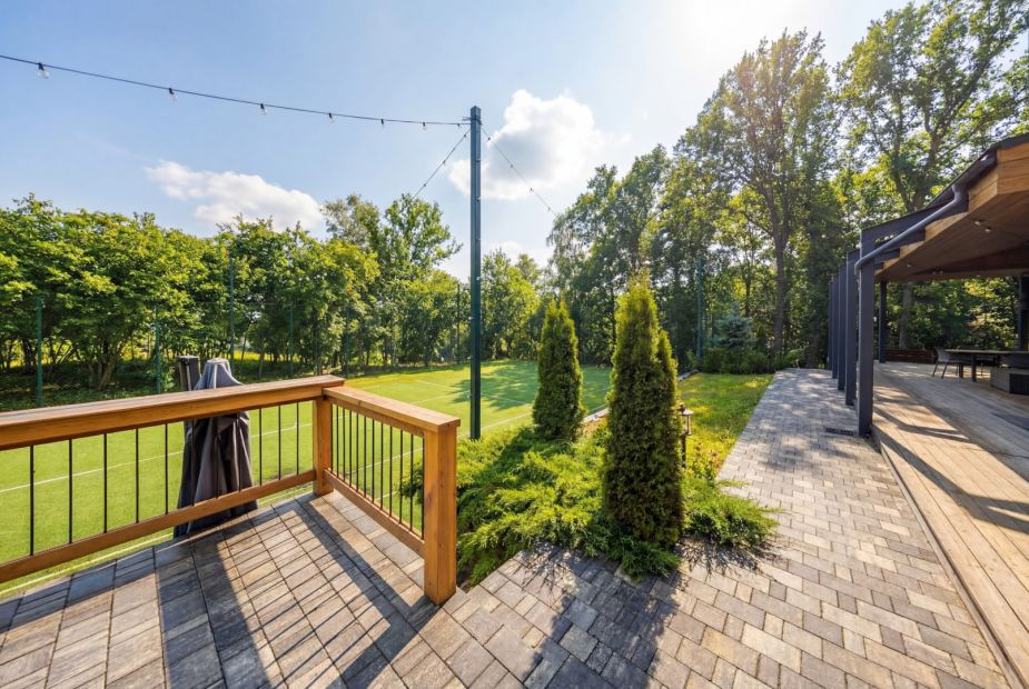 Дом с теннисным кортом в Пламя