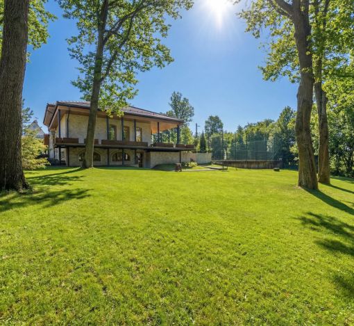 Дом с теннисным кортом в Пламя