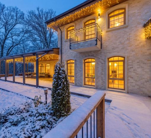 Дом с теннисным кортом в Пламя