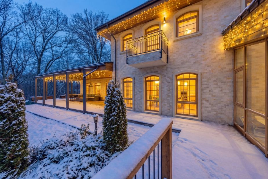 Дом с теннисным кортом в Пламя