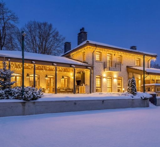 Дом с теннисным кортом в Пламя