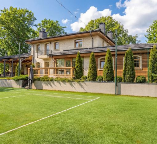 Дом с теннисным кортом в Пламя