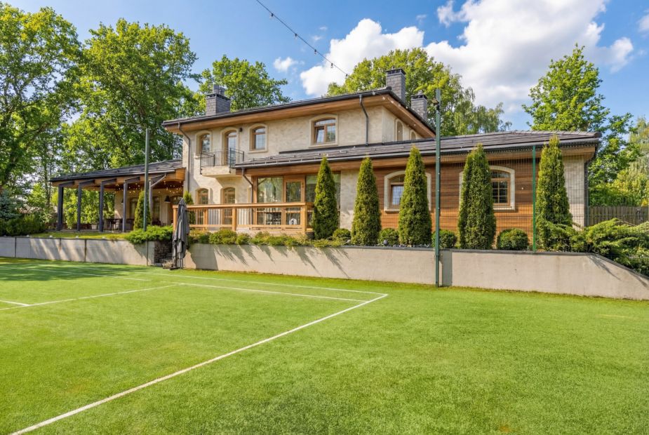 Дом с теннисным кортом в Пламя