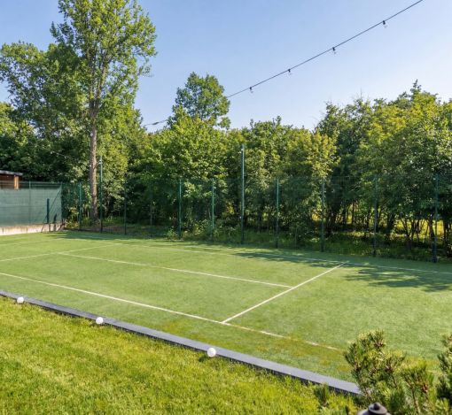 Дом с теннисным кортом в Пламя