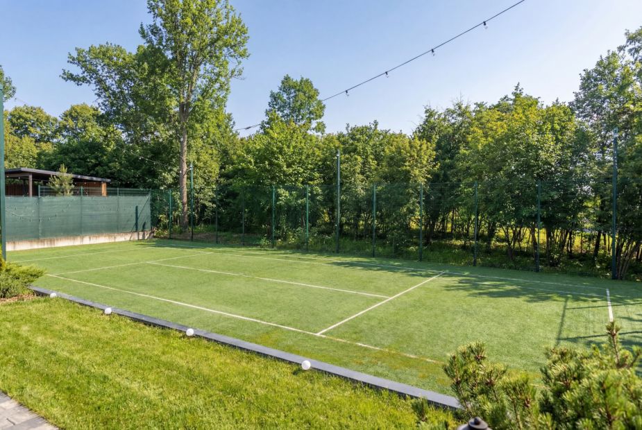 Дом с теннисным кортом в Пламя