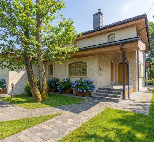 Дом с теннисным кортом в Пламя