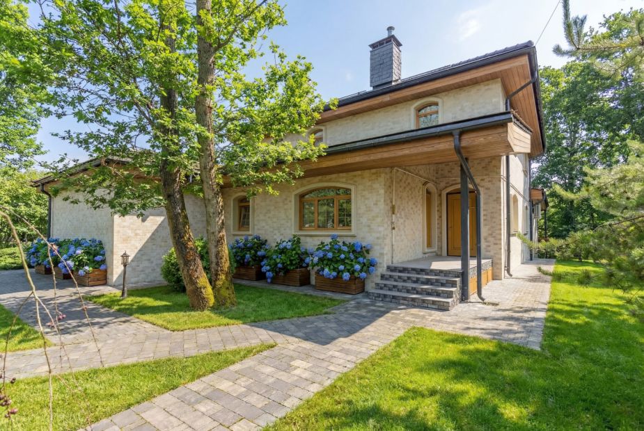 Дом с теннисным кортом в Пламя