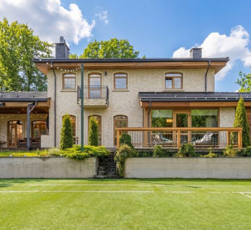 Дом с теннисным кортом в Пламя