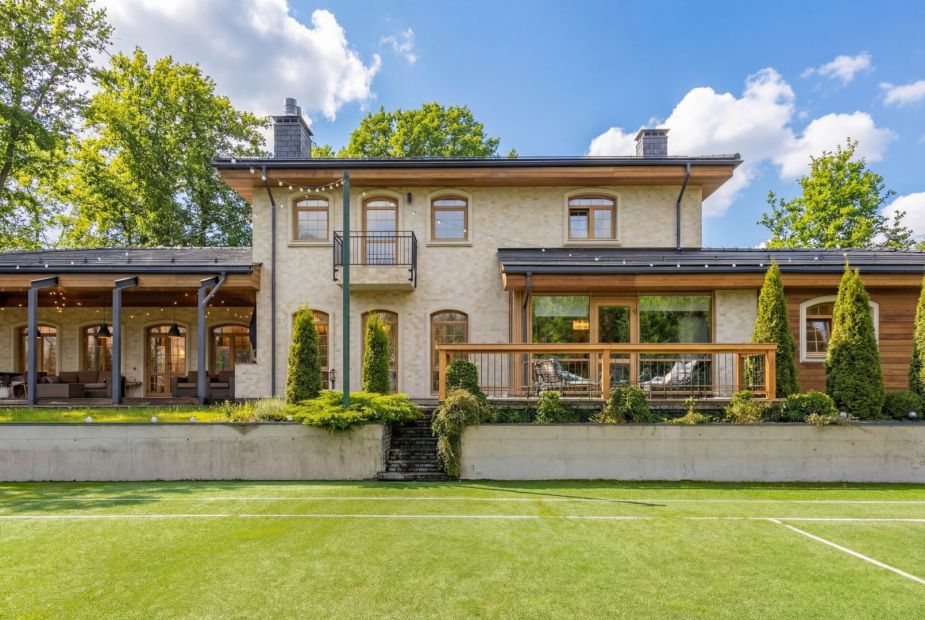 Дом с теннисным кортом в Пламя