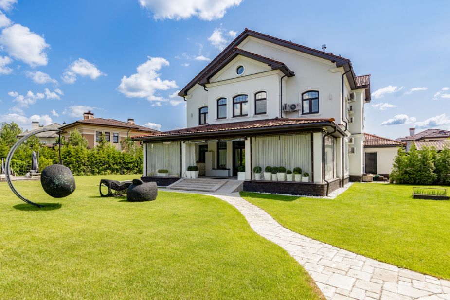 Стильный дом в КП Монтевиль