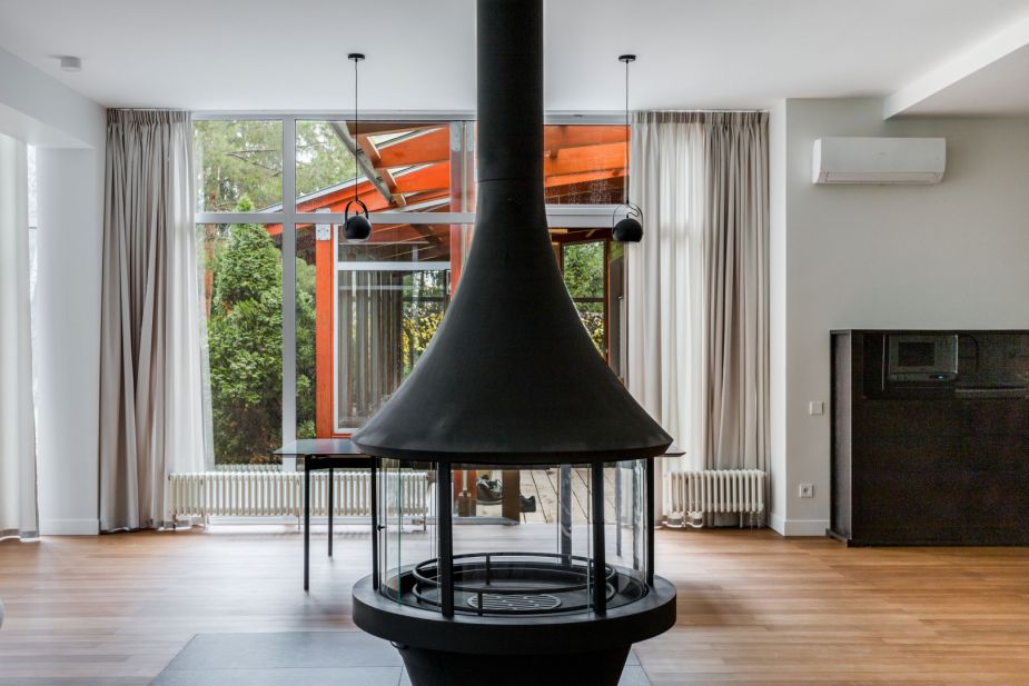 Дом с бассейном в поселке Новинки