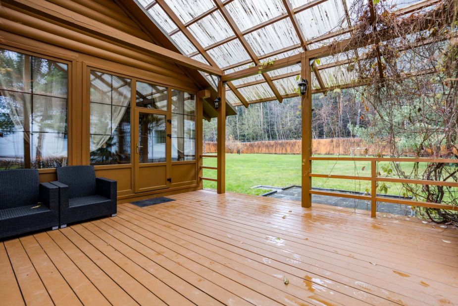 Дом с бассейном в поселке Новинки