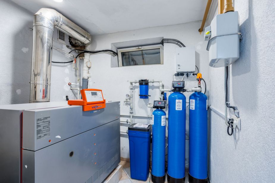 Дом с бассейном в поселке Новинки