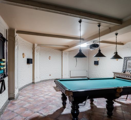 Дом с бассейном в поселке Новинки