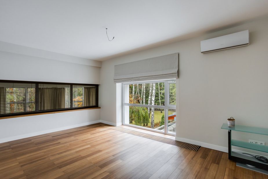 Дом с бассейном в поселке Новинки