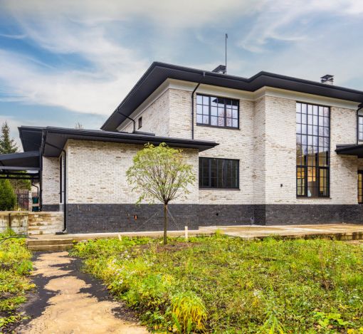 Стильный дом в КП Европа-1