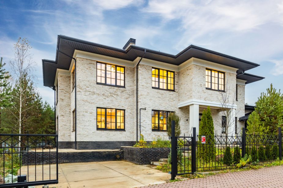 Стильный дом в КП Европа-1