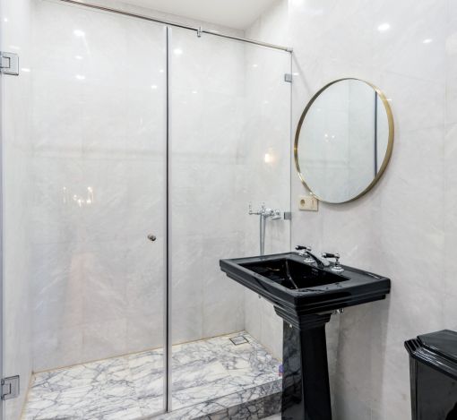 Дом с теннисным кортом в Пламя