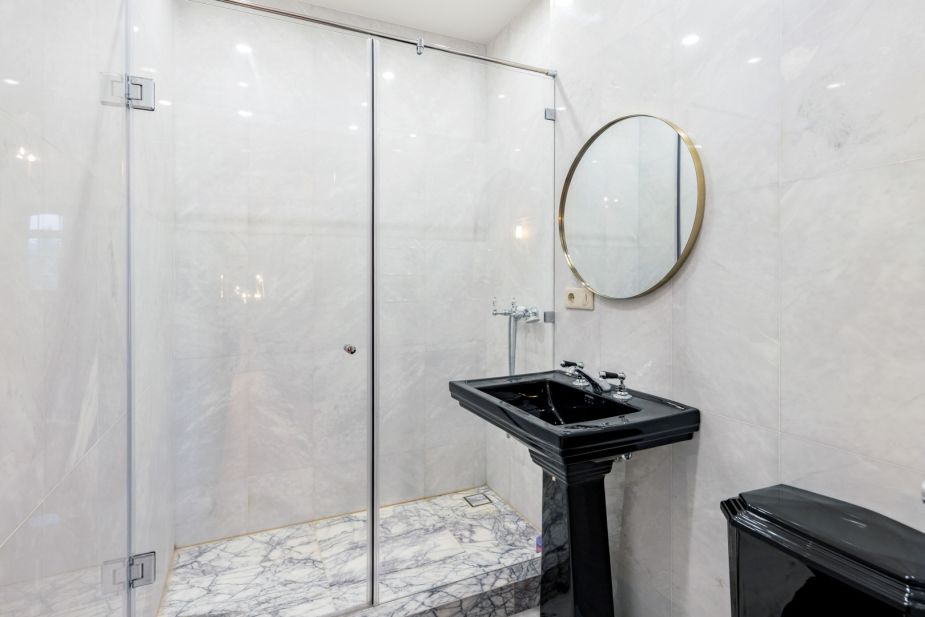 Дом с теннисным кортом в Пламя