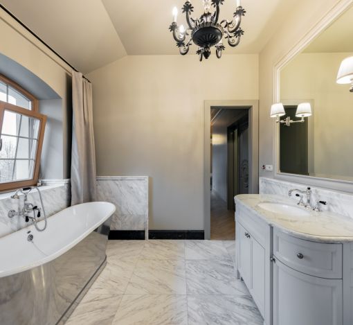 Дом с теннисным кортом в Пламя