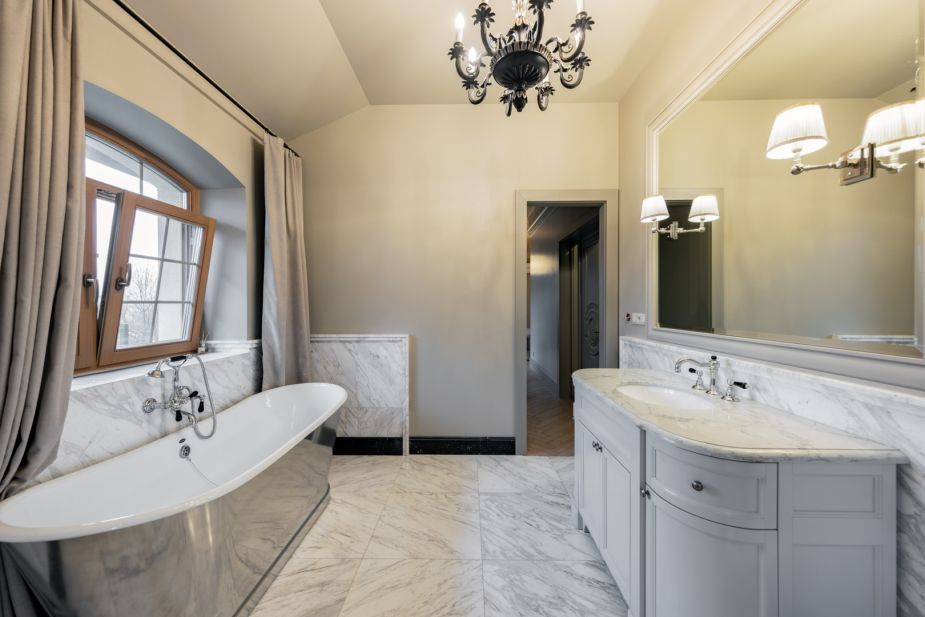 Дом с теннисным кортом в Пламя