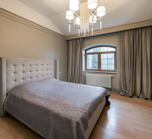 Дом с теннисным кортом в Пламя