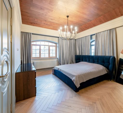 Дом с теннисным кортом в Пламя