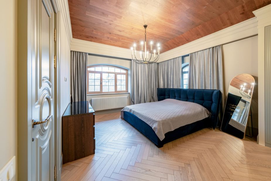 Дом с теннисным кортом в Пламя