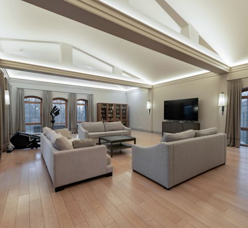 Дом с теннисным кортом в Пламя