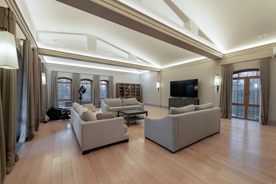 Дом с теннисным кортом в Пламя