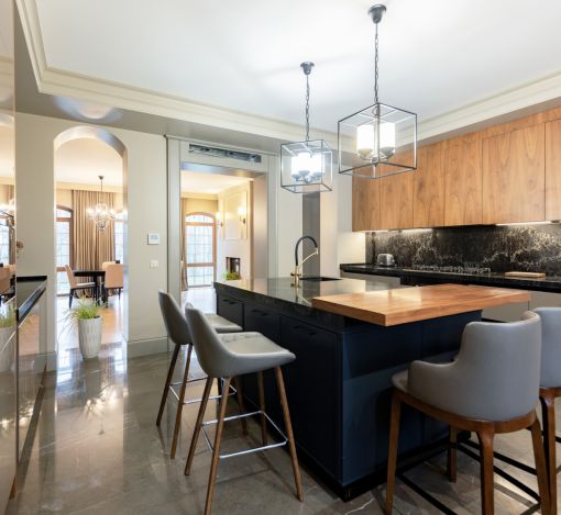 Дом с теннисным кортом в Пламя