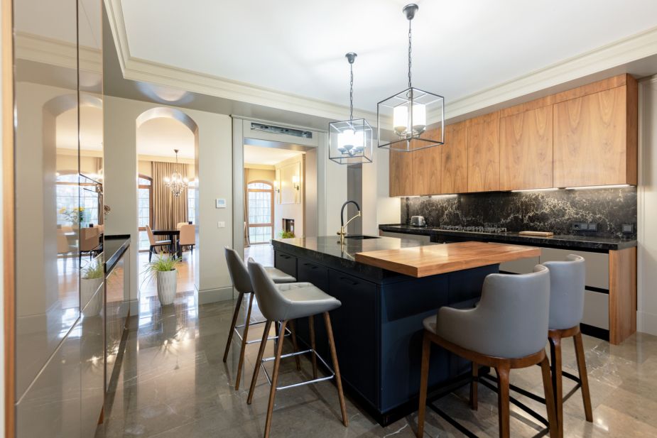 Дом с теннисным кортом в Пламя