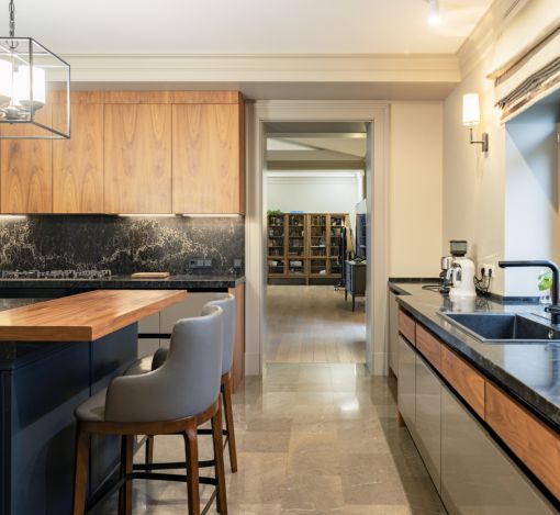 Дом с теннисным кортом в Пламя