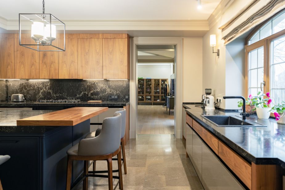 Дом с теннисным кортом в Пламя