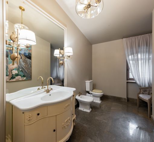 Дом с теннисным кортом в Пламя