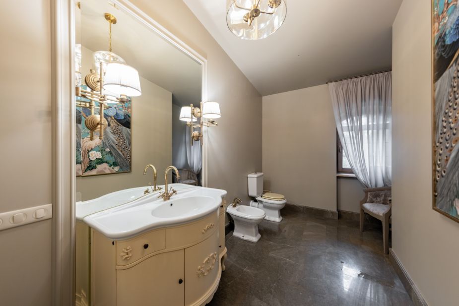 Дом с теннисным кортом в Пламя